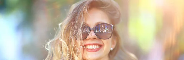Güneş Gözlüğü Sürpriz Kız Canlı Görüntü Modeli Sürpriz Baştan Çıkarıcı — Stok fotoğraf