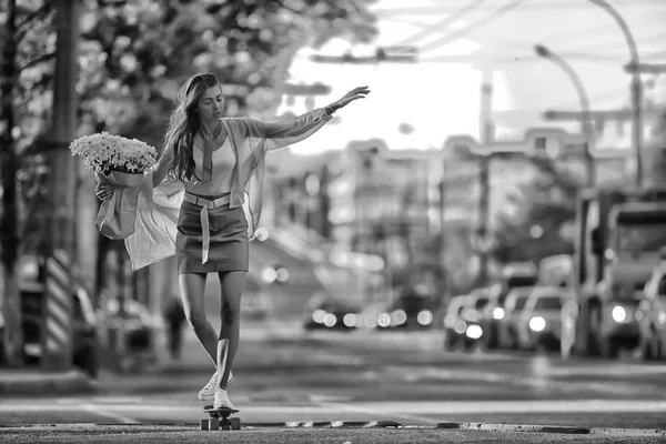 女の子のヴィンテージ写真 セピア 美しい若い女性の黒と白の肖像画 幸せな夏 — ストック写真