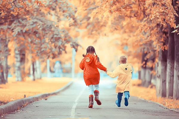 Niños Corren Parque Amarillo Otoño Lluvia Diversión Caminar Otoño Paisaje — Foto de Stock