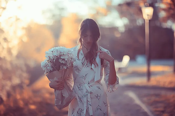 Fille Attente Rendez Vous Ville Fille Heureuse Avec Bouquet Fleurs — Photo