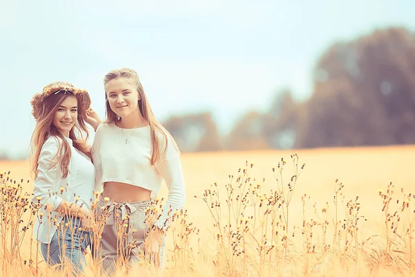 Deux Copines Dans Champ Automne Bonheur Deux Jeunes Femmes Étreignant — Photo