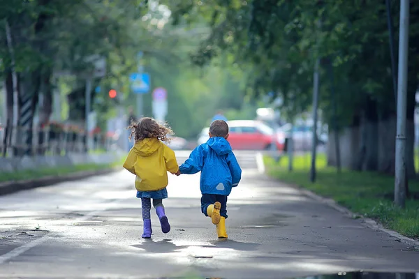 Дети Бегают Плащах Летний Парк Дождь Ходить Брат Сестра Дети — стоковое фото