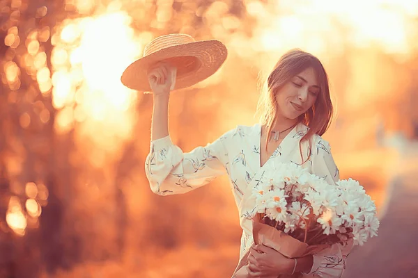 麦わら帽子の女の子ポートレート春の自由 コンセプト春景モデル幸せな人たち — ストック写真