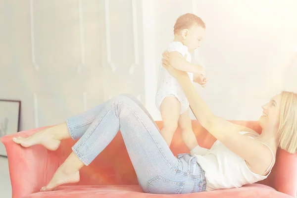 Moeder Met Een Klein Kind Peuter Twee Familie Moeder Kind — Stockfoto