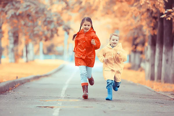 Діти Бігають Жовтому Осінньому Парку Дощ Весела Прогулянка Осінньою Сезонною — стокове фото