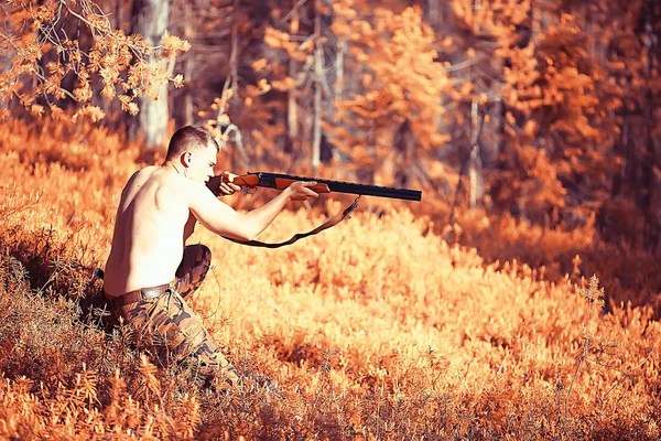 狩猎人 猎人用枪狩猎在秋天的森林 黄树景观在泰加 — 图库照片