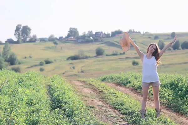 Jovem Modelo Europeu Feliz Férias Verão Passeio Natureza Paisagem Verão — Fotografia de Stock