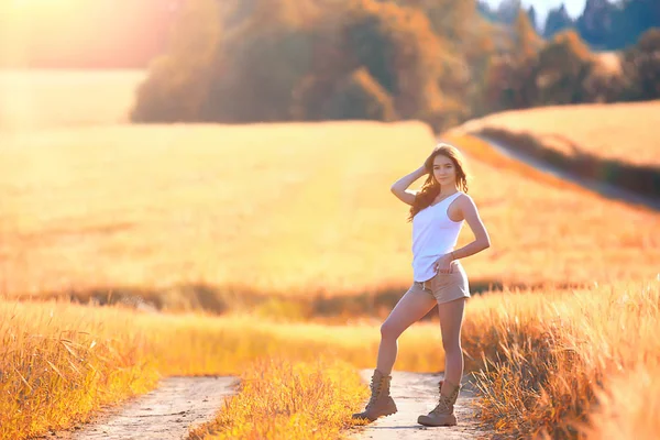 Menina Sexy Uma Camiseta Campo Verão Olhar Uma Bela Jovem — Fotografia de Stock