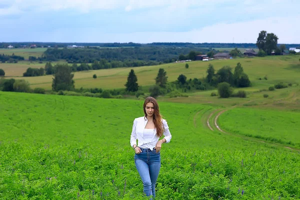 Outono Campo Menina Saúde Belo Modelo Jovem Paisagem Campo Verão — Fotografia de Stock