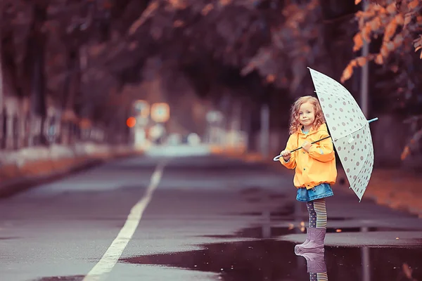 Ragazza Gomma Stivali Pozzanghera Autunno Concetto Meteo Pioggia Vestiti Caldi — Foto Stock