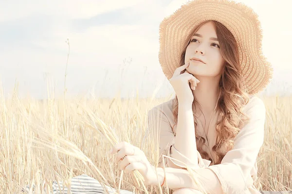 Chica Sentada Campo Con Sombrero Paja Vacaciones Verano Descanso Joven —  Fotos de Stock