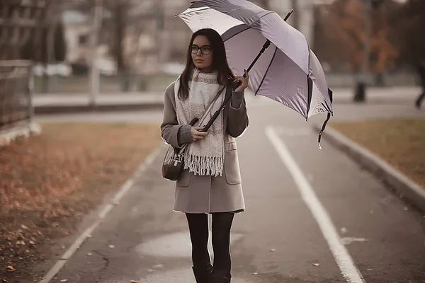 Autunno Stress Girl Solitario Ragazza Nel Parco Vista Ottobre Paesaggio — Foto Stock