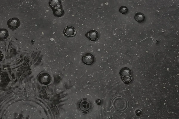 Fundo Poça Chuva Círculos Gotas Uma Poça Textura Com Bolhas — Fotografia de Stock