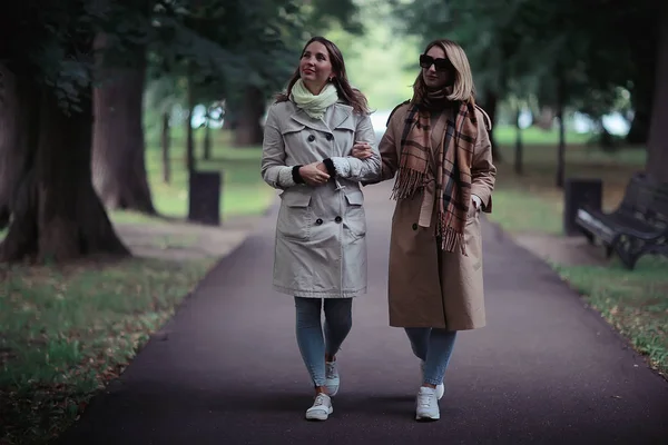 Autunno Moda Parco Ragazze Due Look Passeggiata Parco Della Città — Foto Stock