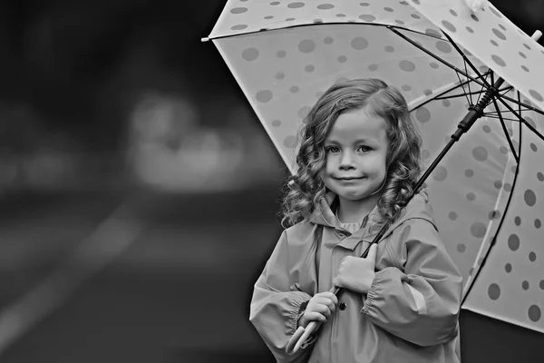 Маленькая Девочка Зонтиком Маленьким Ребенком Дождливая Осенняя Прогулка Влажная Погода — стоковое фото