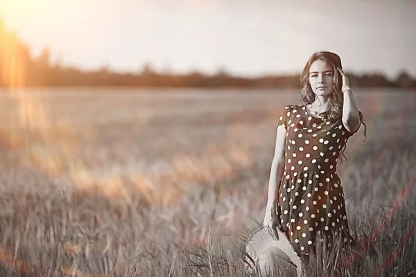 女孩打扮麦田 快乐暑假的概念 一个模型在阳光明媚的田野 — 图库照片