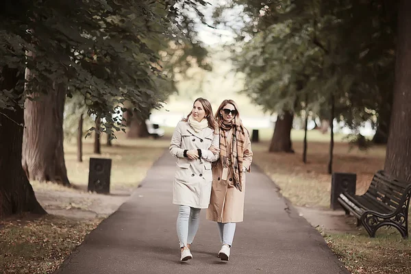 Autunno Moda Parco Ragazze Due Look Passeggiata Parco Della Città — Foto Stock