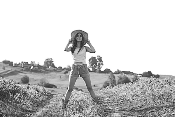 Retrato Verão Uma Menina Chapéu Palha Campo Paisagem Campo Trigo — Fotografia de Stock