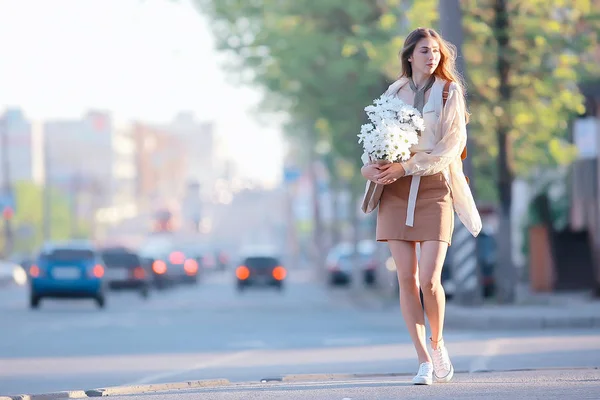 女孩拿着一束鲜花在公园里散步 浪漫年轻美丽可爱的模特 爱的感情礼物 — 图库照片
