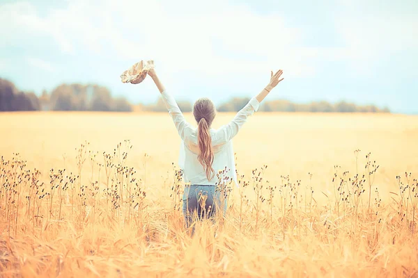 Ragazza Felice Nel Campo Autunnale Con Spikelets Paesaggio Adulto Giovane — Foto Stock