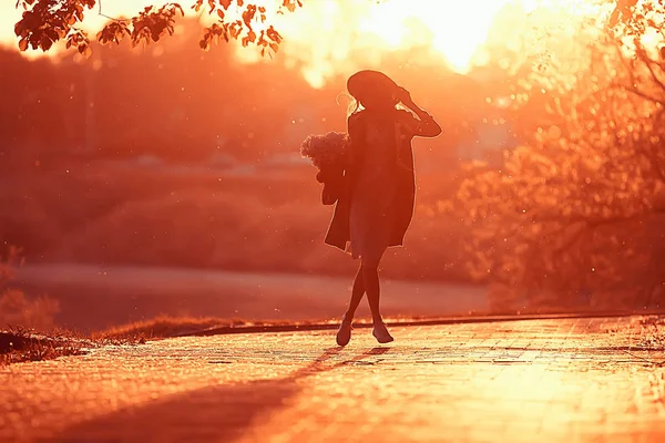 Glücklich Romantisches Mädchen Mit Strohhut Junges Modell Einem Kleid Sommertag — Stockfoto