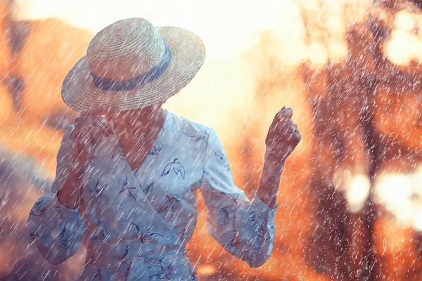 Estate Pioggia Romanticismo Ragazza Felicità Tempo Pioggia Umore Estivo Allegro — Foto Stock