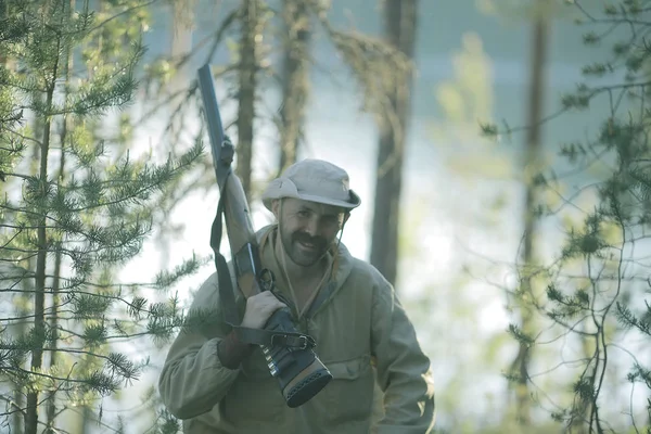 Hombre Caza Bosque Verano Paisaje Bosque Cazador Con Rifle Caza —  Fotos de Stock