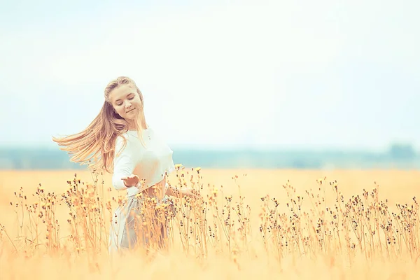 Blondine Mit Langen Haaren Herbstfeld Konzept Der Glückseligkeit Gesundheit Junger — Stockfoto