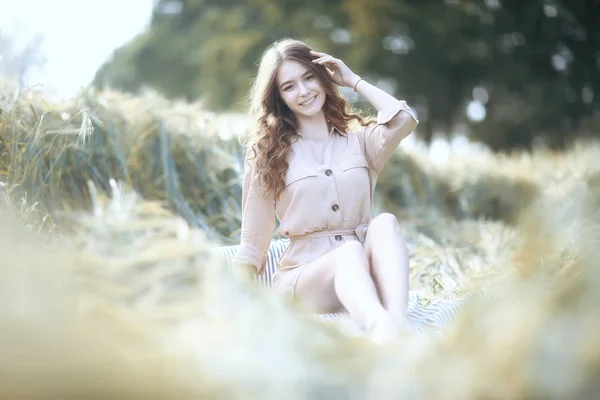 Jovem Modelo Europeu Feliz Férias Verão Passeio Natureza Paisagem Verão — Fotografia de Stock