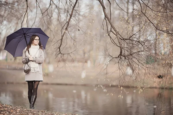Şemsiye Ile Uzun Arka Plan Kız Şemsiye Yatay Görünüm Yağmurlu — Stok fotoğraf