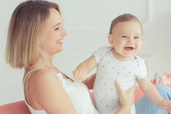 Mãe Com Uma Criança Pequena Dois Família Mãe Filho Maternidade — Fotografia de Stock