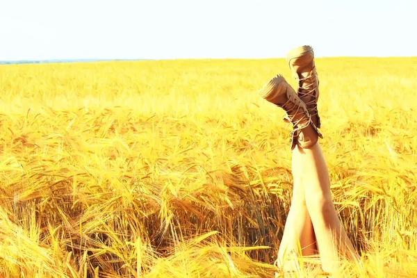 Mädchen Liegt Auf Dem Feld Mit Den Beinen Stiefeln Beine — Stockfoto