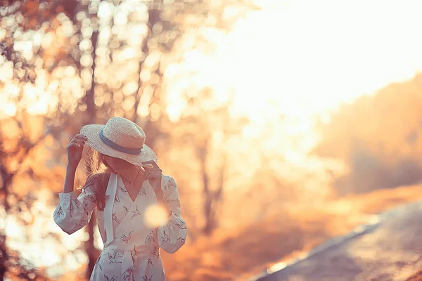 Ragazza Cappello Paglia Ritratto Primavera Libertà Concetto Primavera Vista Modello — Foto Stock