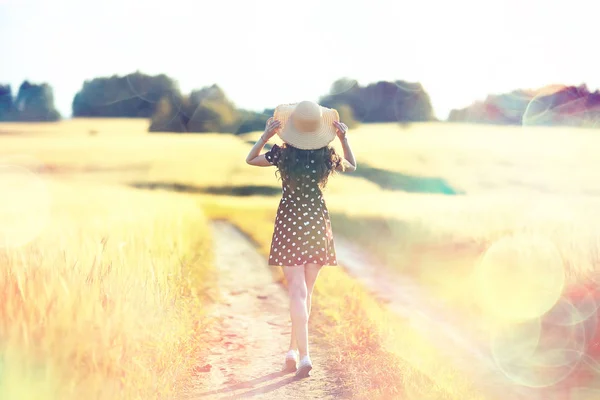 Летний Портрет Девушки Соломенной Шляпе Поле Пейзаж Желтом Пшеничном Поле — стоковое фото