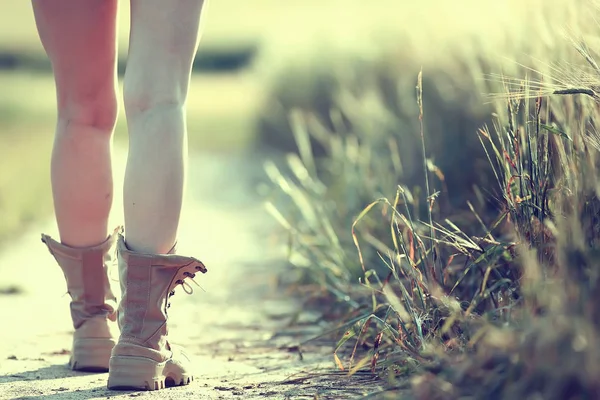Γυναικεία Πόδια Καλοκαιρινές Πεζοπορίες Μπότες Βόλτες Ανώνυμα Στο Πεδίο Γυναίκα — Φωτογραφία Αρχείου