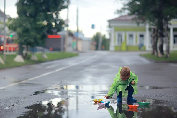 Хлопчик Грає Човнах Калюжі Дитинстві Ходить Осінь Гра Парку Дитина — стокове фото