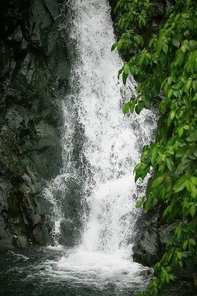 未格尔瀑布菲律宾 河流从岩石下降 瀑布在菲律宾岛屿 旅游在亚洲 — 图库照片