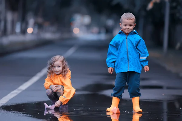 Crianças Irmão Irmã Brincam Outono Chuva Outubro Tempo Crianças Caminham — Fotografia de Stock