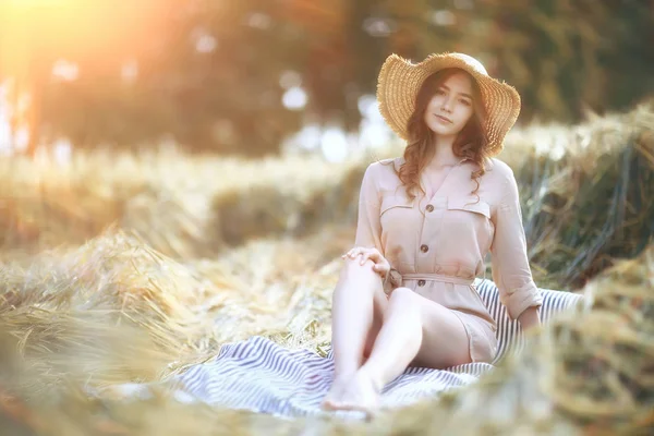 女の子ドレス小麦畑 ハッピー夏休みコンセプト 日当たりの良いフィールドで1モデル — ストック写真