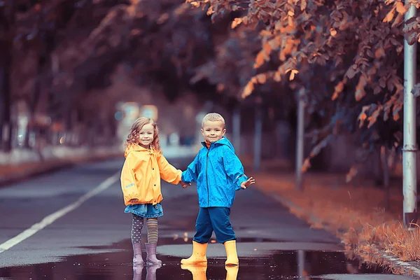 Niño Impermeable Juega Aire Libre Lluvia Foto Temporada Clima Otoño —  Fotos de Stock