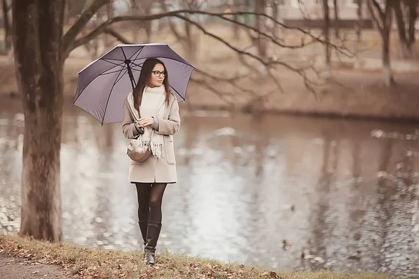 Guarda Chuva Lagoa Outono Mulher Outubro Parque Cidade Junto Lagoa — Fotografia de Stock