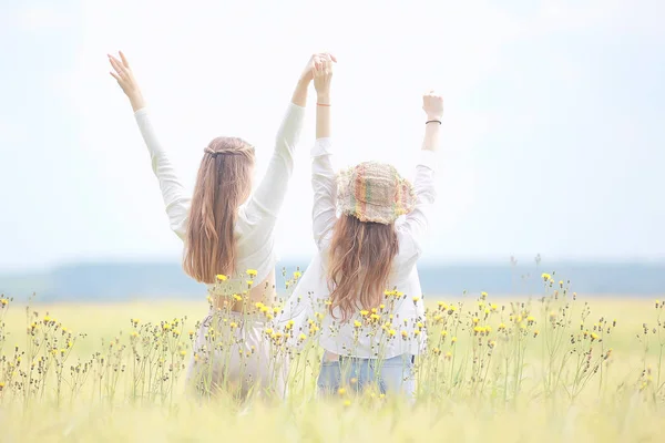 Due Amiche Una Felicità Campo Autunno Due Donne Giovani Che — Foto Stock