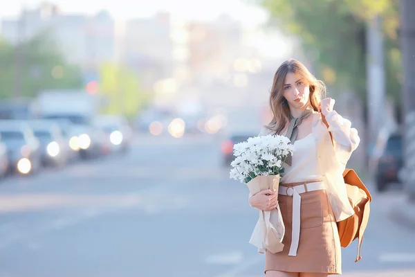 女孩用一束鲜花走街串巷车 城市景观 风景与模型年轻女孩拿着花 — 图库照片