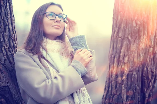 Glück Mädchen Herbst Ansicht Mädchen Blick Glück Herbst Landschaft — Stockfoto