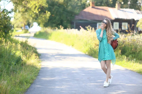 güneş gözlüğü neşeli sarışın / genç güzel kız, güneş gözlüğü, kadın yaz bakmak