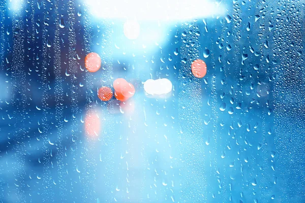 şehirde cam oto yol yağmur sonbahar gecesi / soyut sonbahar arka plan damla, oto trafik, araba ile romantik yolculuk