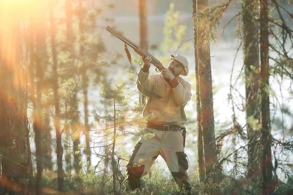 Caza Hombre Cazador Con Arma Caza Bosque Otoño Árboles Amarillos —  Fotos de Stock