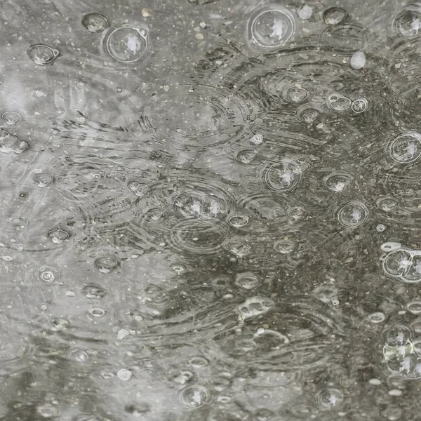 Sfondo Pozzanghera Pioggia Cerchi Gocce Una Pozzanghera Texture Con Bolle — Foto Stock