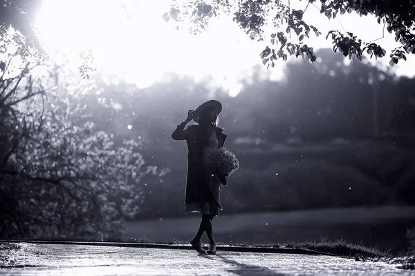 Ήλιος Sunset Σιλουέτα Καπέλο Κορίτσι Μοντέλο Ένα Καλοκαιρινό Βραδινό Φόρεμα — Φωτογραφία Αρχείου