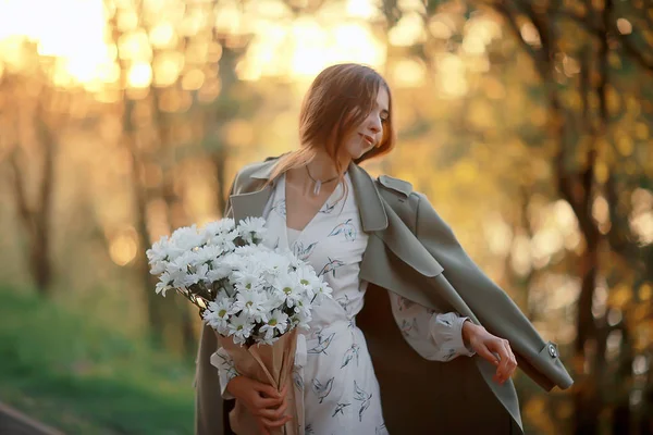 Meisje Houdt Een Boeket Van Bloemen Een Wandeling Het Park — Stockfoto